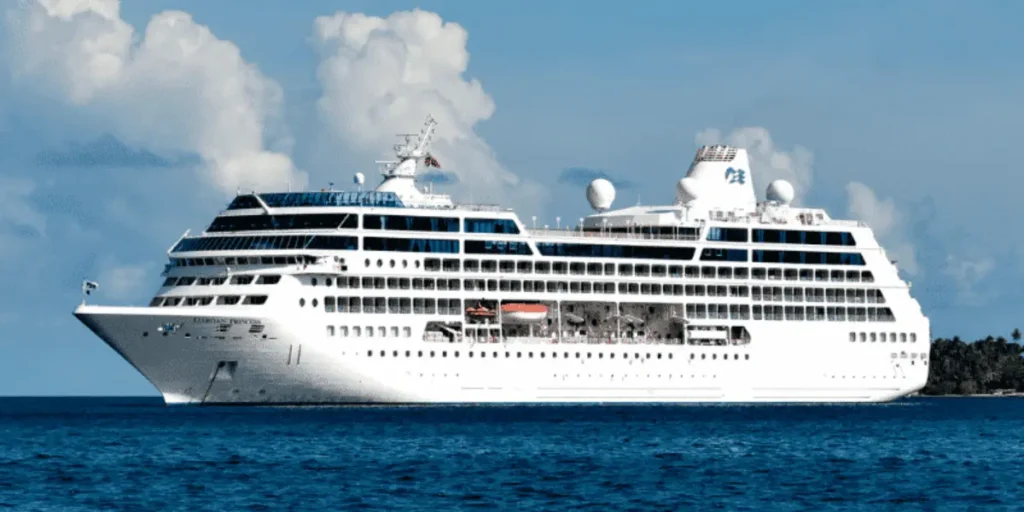 Cruise ship Trapped in Greenland with 200+ Travelers, Authorities Begin Investigation